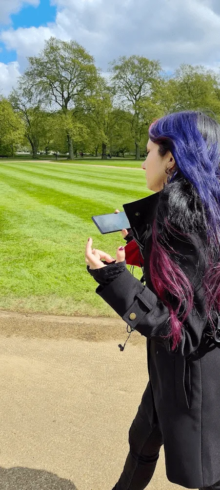 Eli en una reunión mientras camina por Hyde Park